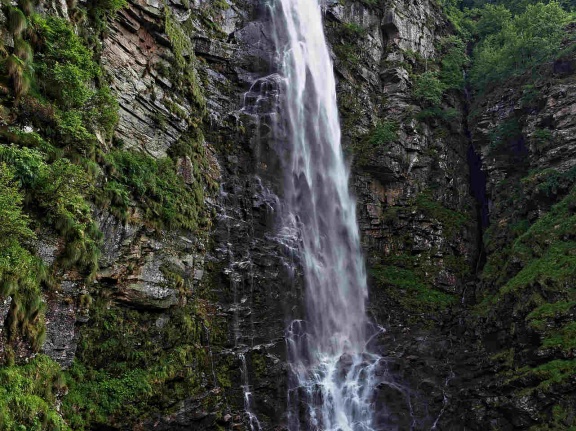 Alpentour - Froda Wasserfall im Verzascatal