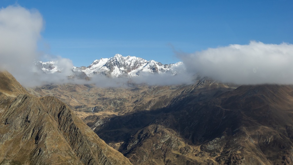 Bei der Abfahrt auf der italienischen Seite gaben die Wolken diesen Anblick auf die Berge frei. OM102502
0296_Timmelsjoch_OM102502_WLrbv.jpg