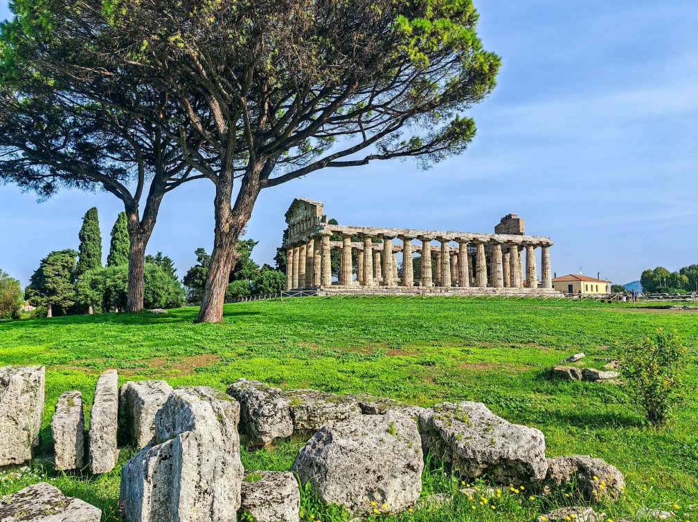 Der Tempel der Athena (um 510 v. Chr.), früher auch der Ceres zugeschrieben, ist der kleinste und schlichteste der drei erhaltenen Tempel in Paestum. M5P
0544_Paestum_241026_JZEbv_Tempio di Athena.jpg