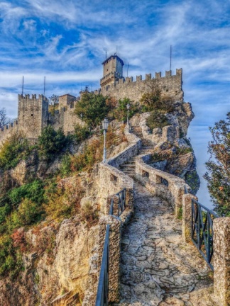 Treppen zum Prima Torre in San Marino