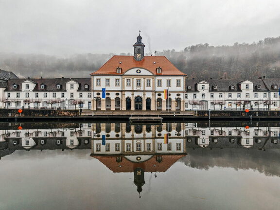 Teuto/Weser-Tour: Bad Karlshafen das Rathaus mit dem Barockhafen