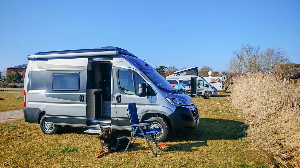 121_Fedderwardersiel_260305_JZEbv_KaWa_Stellplatz_Santos.jpg