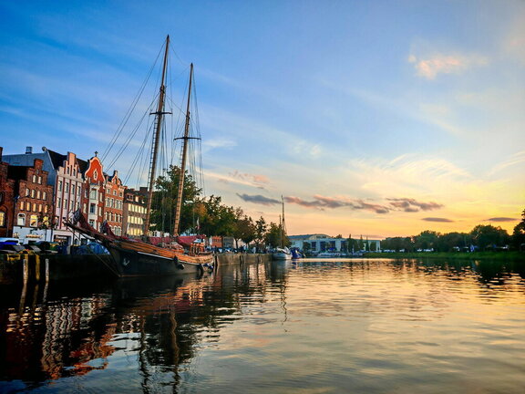 Elbe/Ostsee-Tour: Lübeck - die Trave bei Sonnenuntergang